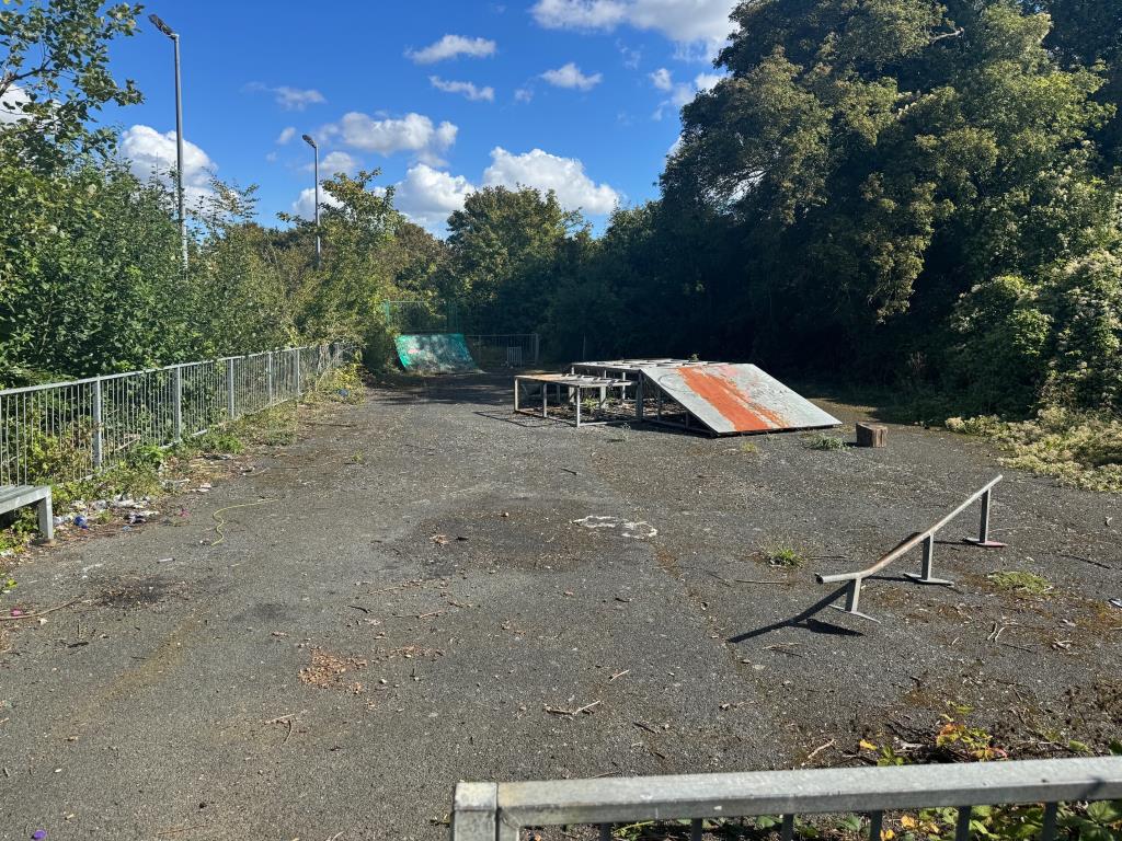 Lot: 52 - OVER ONE ACRE FREEHOLD SITE WITH POTENTIAL - General view of site 4